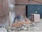 Das zuk&uuml;nftige Treppenhaus wird gemauert (wo vorher der Heizungsraum war).